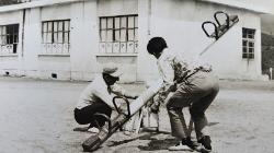 놀이터 놀이기구를 수리하는 모습(1969) 사진