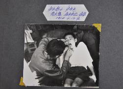 군의관에게 충지를 제거하는 모습(1969) 사진