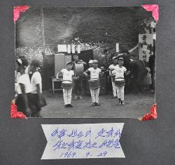 리듬밴드의 큰북과 작은북을 치는 대원들(1969) 사진