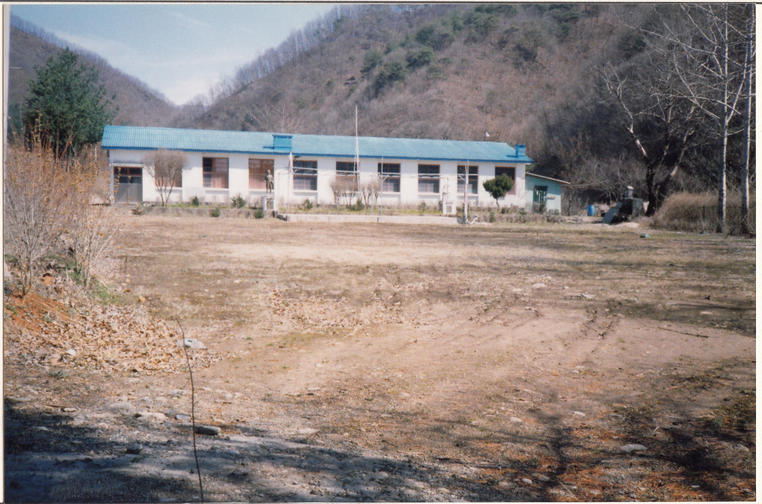 화천초 율대분교장 전경 및 연혁 사진